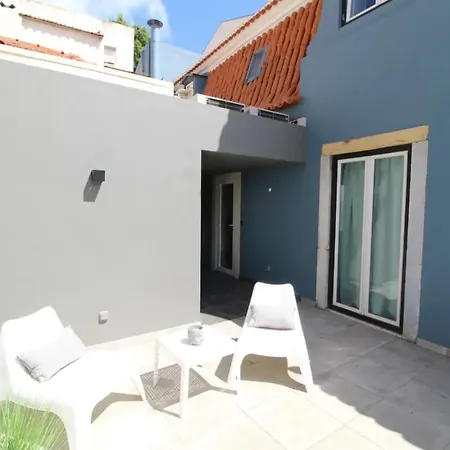 펜션 Bright 1 Bedroom With Lovely Balcony In