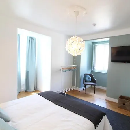 펜션 Bright 1 Bedroom With Lovely Balcony In